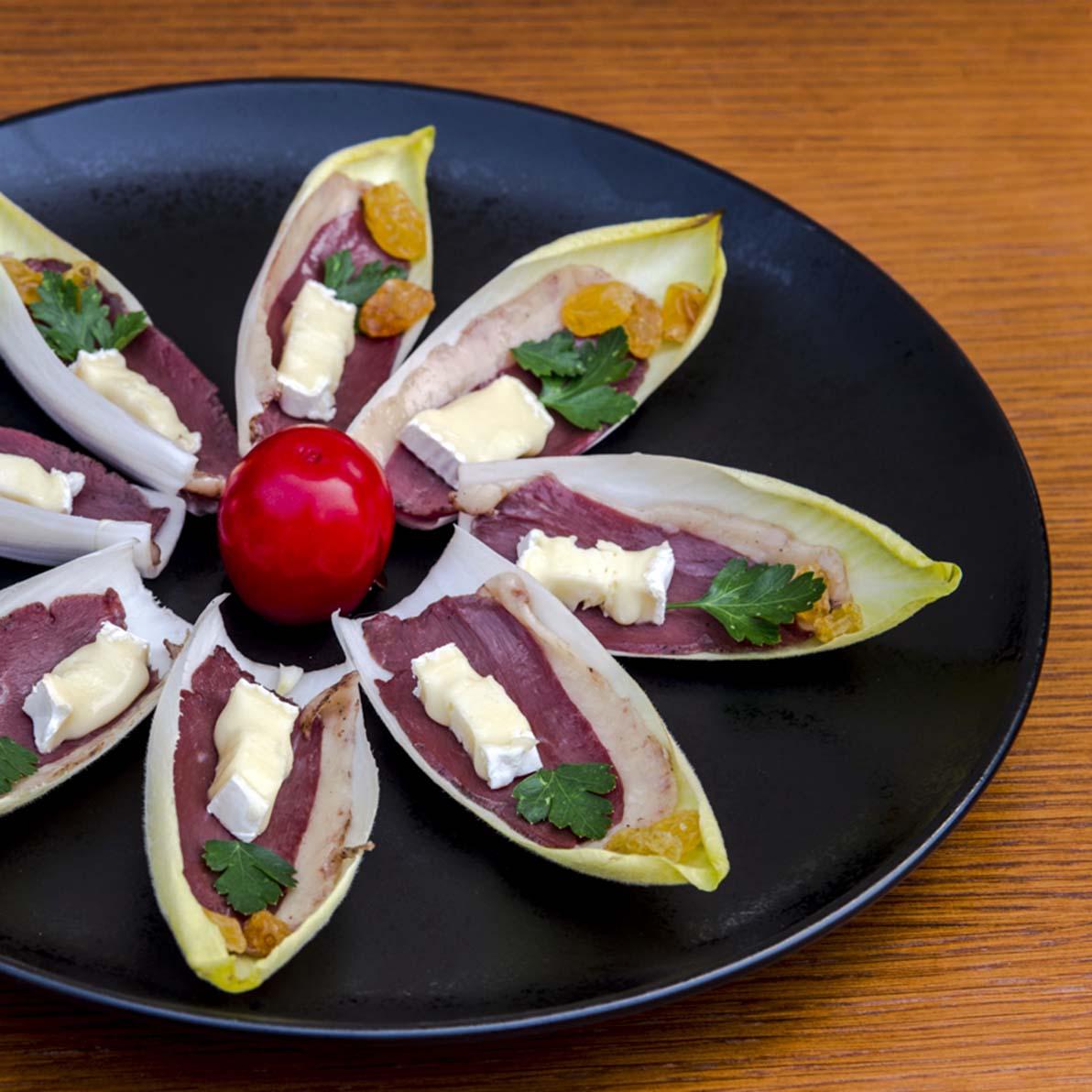 Endives au magret fumé, bons mayennais et raisins blonds